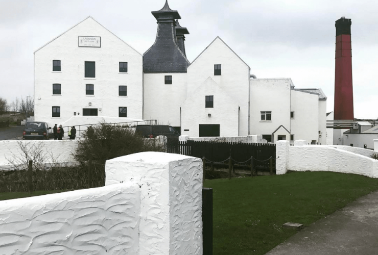 Islay whisky distillery lagavulin