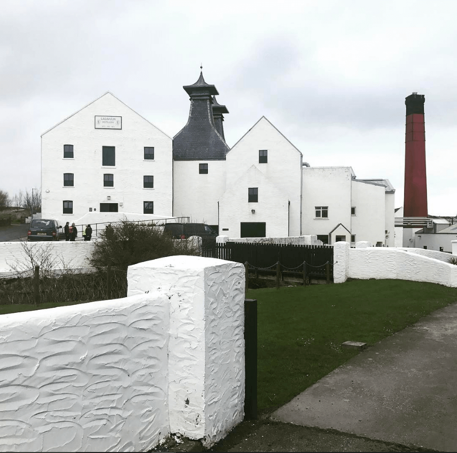 Islay whisky distillery lagavulin