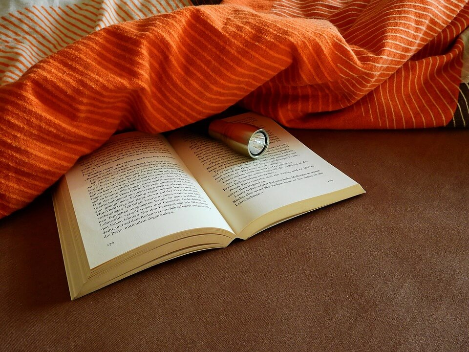 6 Reasons Why You Should Read Before Bed