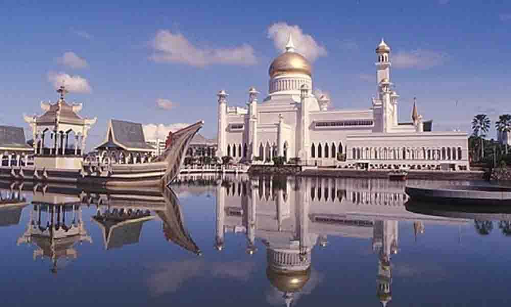 The Government of Brunei approves new laws and makes gay sex and adultery punishable by death