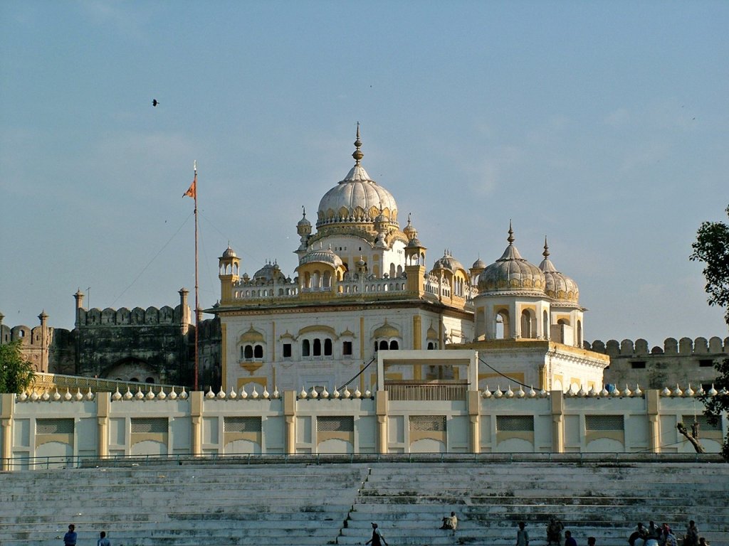 British Sikh Tycoon plans to donate 500 Million Pounds for Pakistani Gurdwaras