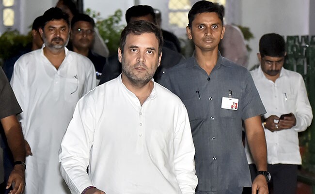 Rahul Gandhi and other Indian Opposition leaders sent back from Srinagar Airport