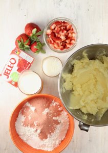 How to Make a Strawberry Cake at home