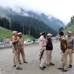 Anxious visitors flee Indian Occupied Kashmir after terror warning