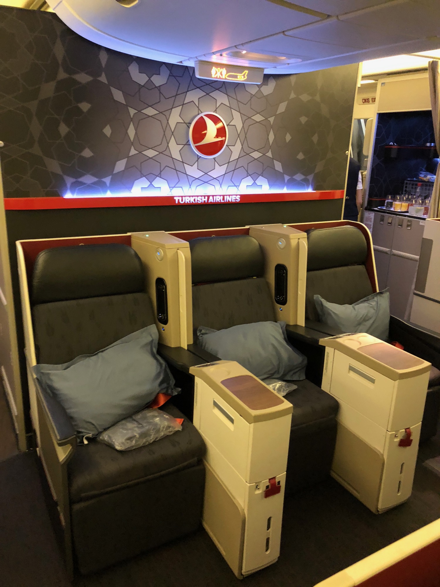 Turkish airlines бизнес класс. Turkish Airlines 777 Business class. Turkish Airlines Business class 777-300er. 777 300 Turkish Airlines Business. Turkish Airlines Business class 777 300.