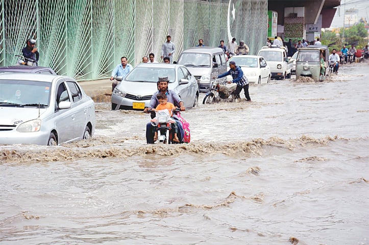 drainage system gets failed due to heavy downpour in karachi