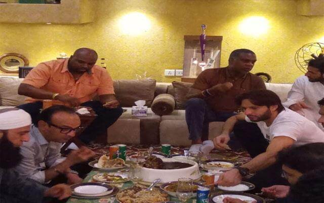 Shahid Afridi hosts dinner party for Windies icon Michael Holding
