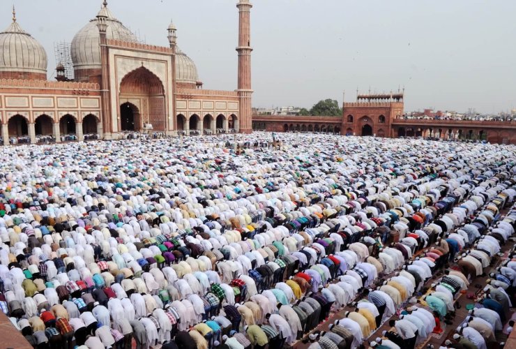 Darul Uloom Deoband has released a statement in support of the worldwide lockout calling on Muslims to deliver Eid prayers at home.